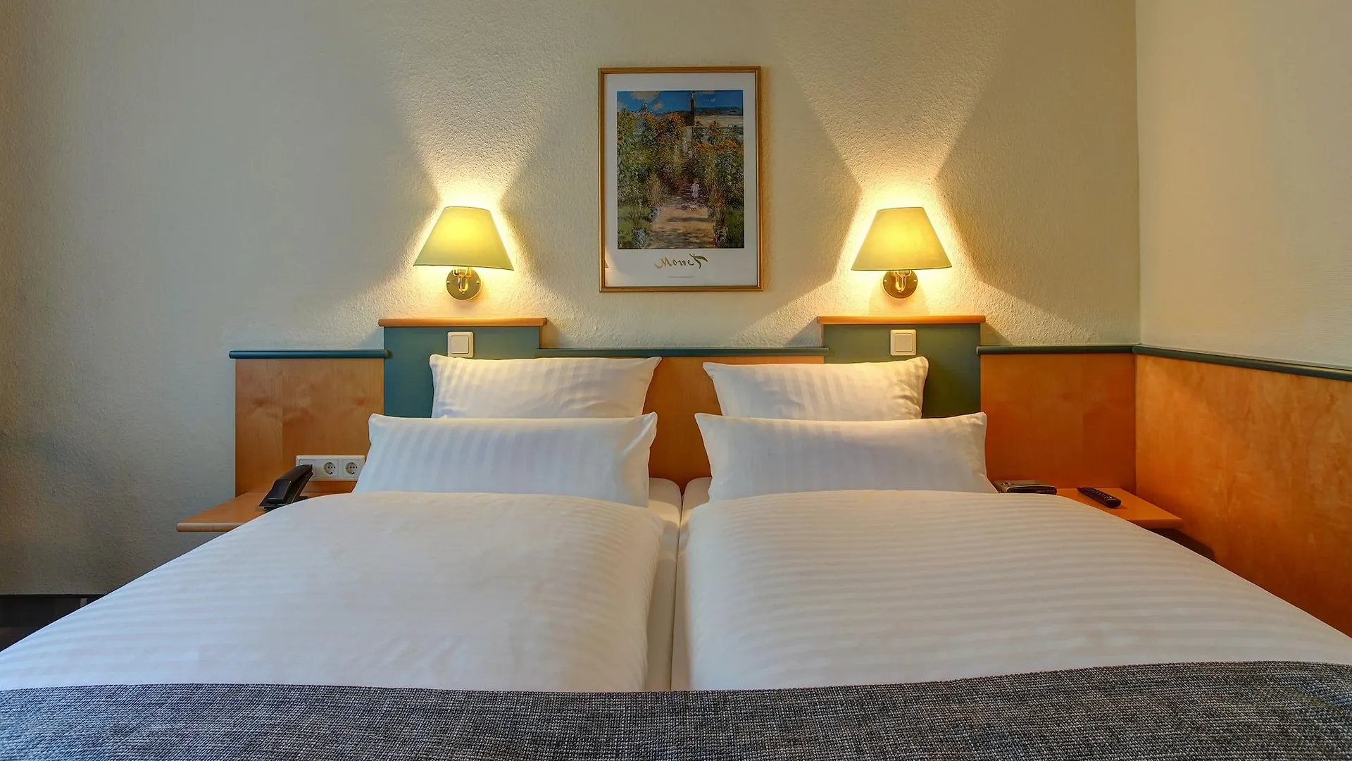 ***  Sure Hotel By Best Western Ambassador Duesseldorf Almanya